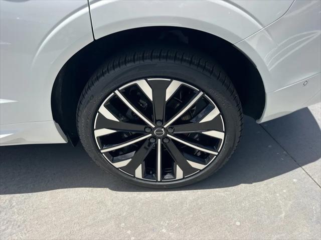 2026 Volvo XC40 Plus, B5 AWD Gas mild hybrid, Dark