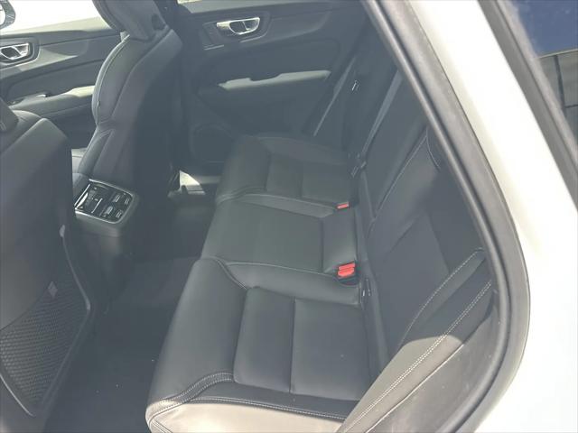 2026 Volvo XC40 Plus, B5 AWD Gas mild hybrid, Dark