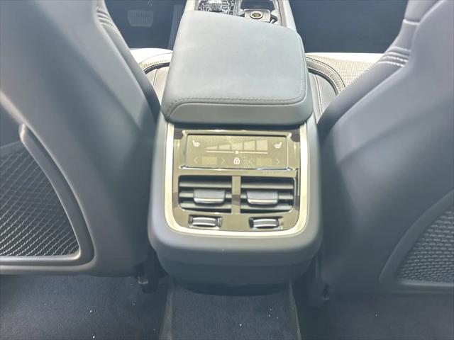 2026 Volvo XC40 Plus, B5 AWD Gas mild hybrid, Dark