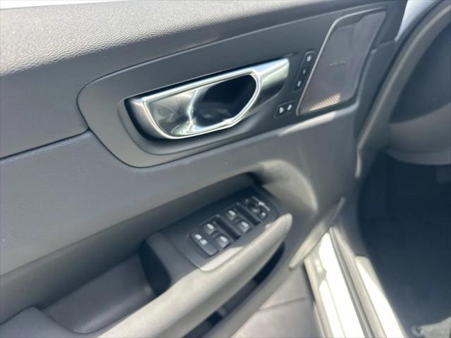 2026 Volvo XC40 Plus, B5 AWD Gas mild hybrid, Dark