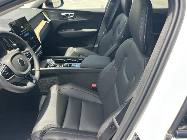 2026 Volvo XC40 Plus, B5 AWD Gas mild hybrid, Dark