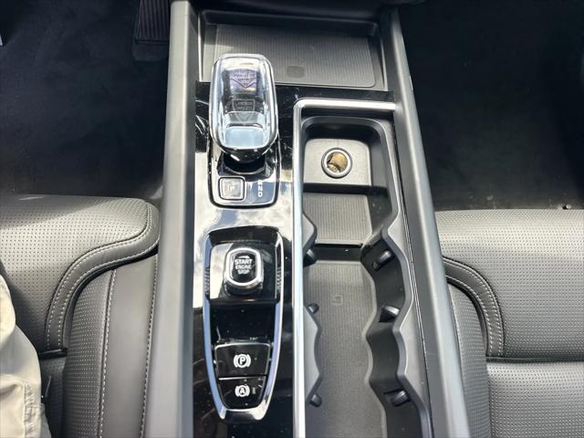 2026 Volvo XC40 Plus, B5 AWD Gas mild hybrid, Dark