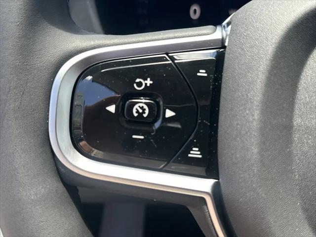 2026 Volvo XC40 Plus, B5 AWD Gas mild hybrid, Dark