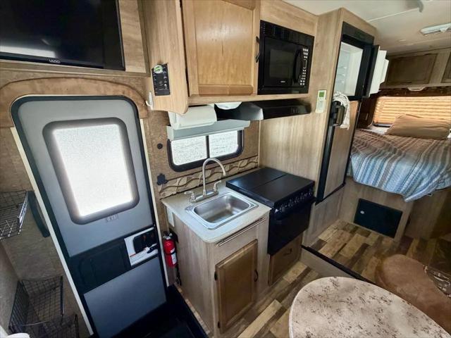 2014 Ford E-350 Cutaway E-350