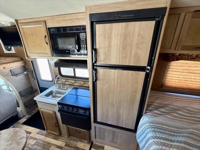 2014 Ford E-350 Cutaway E-350