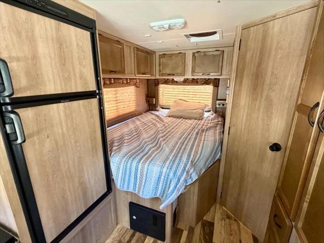 2014 Ford E-350 Cutaway E-350