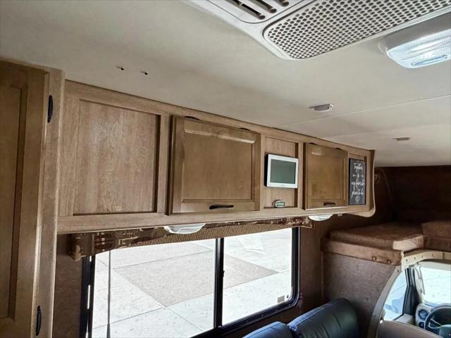 2014 Ford E-350 Cutaway E-350