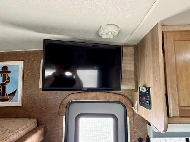 2014 Ford E-350 Cutaway E-350