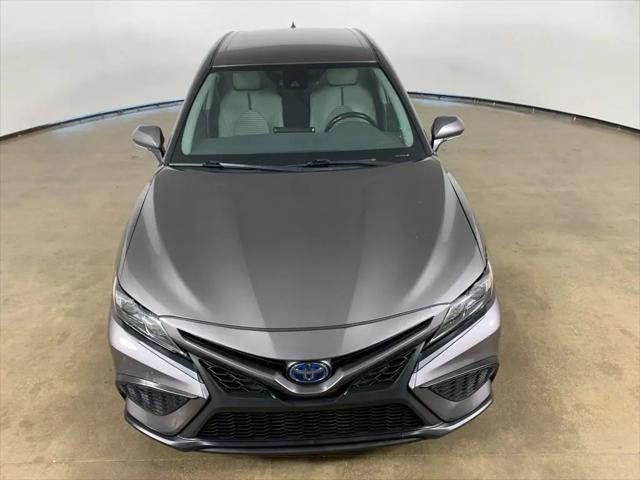 2022 Toyota Camry SE Hybrid