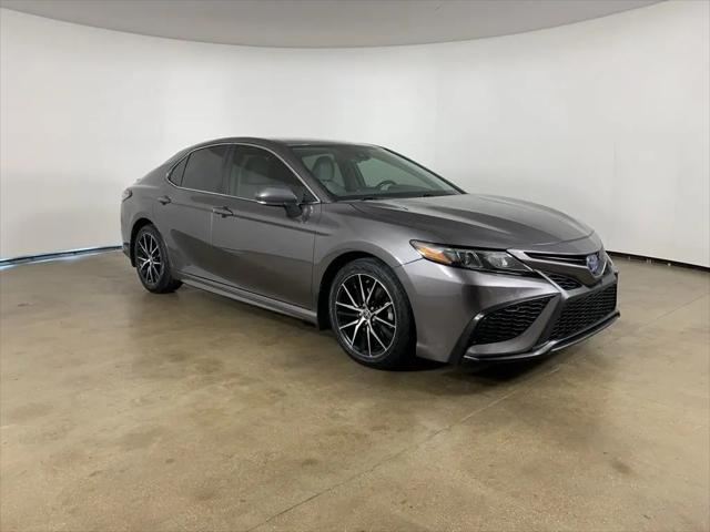 2022 Toyota Camry SE Hybrid