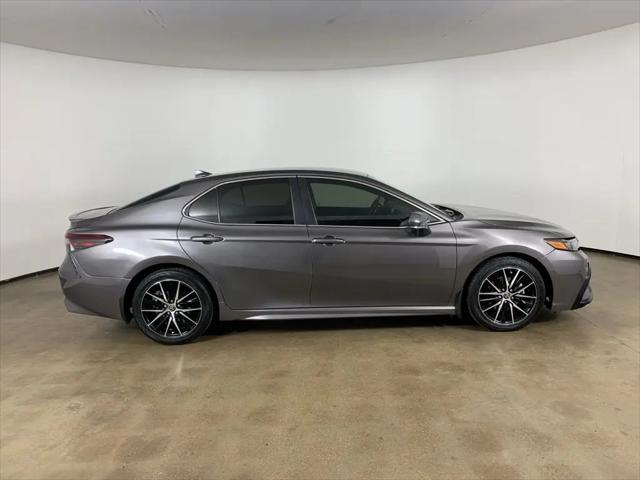 2022 Toyota Camry SE Hybrid