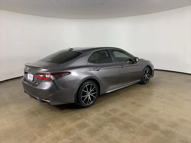 2022 Toyota Camry SE Hybrid