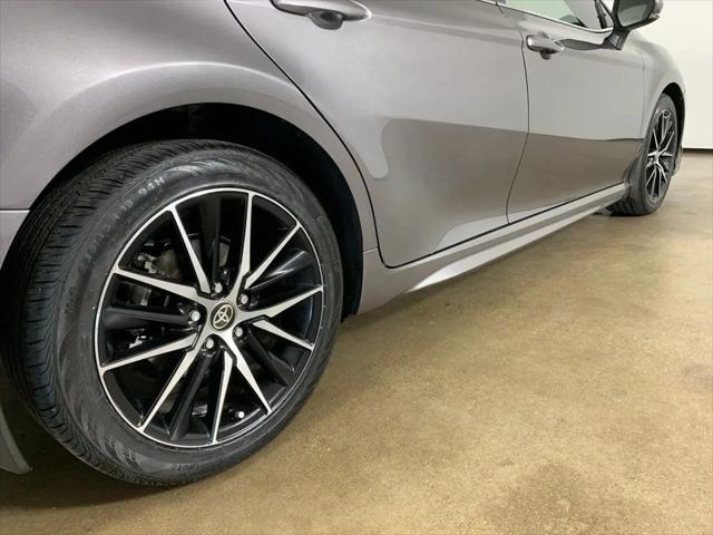 2022 Toyota Camry SE Hybrid