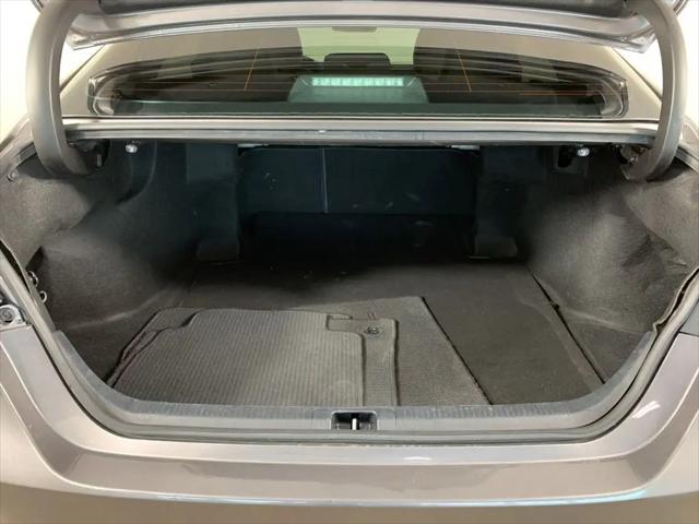 2022 Toyota Camry SE Hybrid