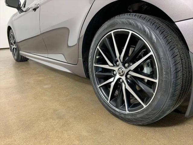 2022 Toyota Camry SE Hybrid