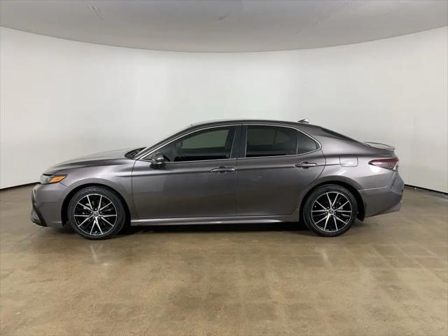 2022 Toyota Camry SE Hybrid