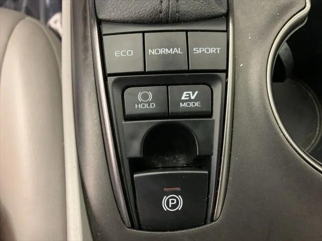 2022 Toyota Camry SE Hybrid