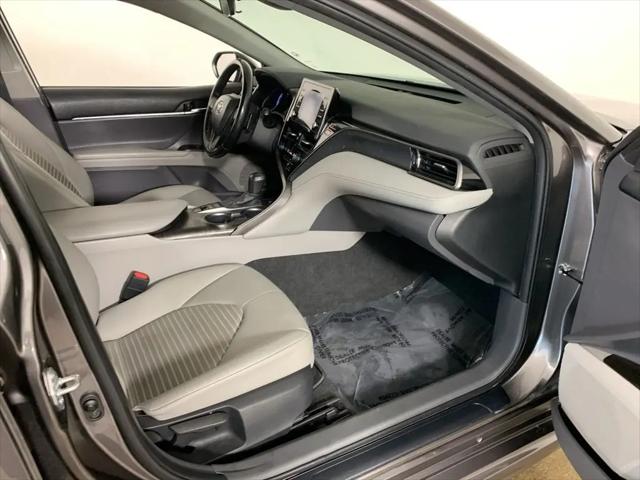 2022 Toyota Camry SE Hybrid