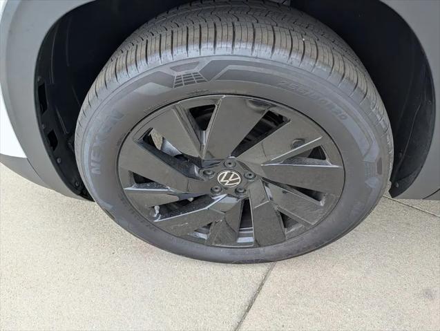 2026 Volkswagen Atlas Cross Sport SE with Technology