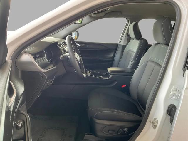2024 Jeep Grand Cherokee Laredo 4x2