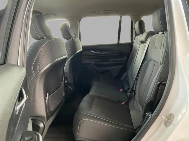 2024 Jeep Grand Cherokee Laredo 4x2