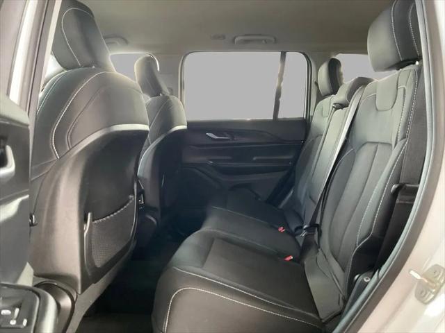 2024 Jeep Grand Cherokee Laredo 4x2
