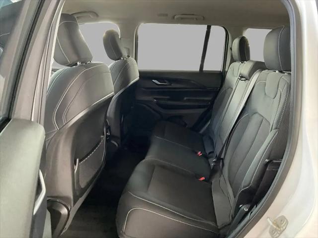 2024 Jeep Grand Cherokee Laredo 4x2