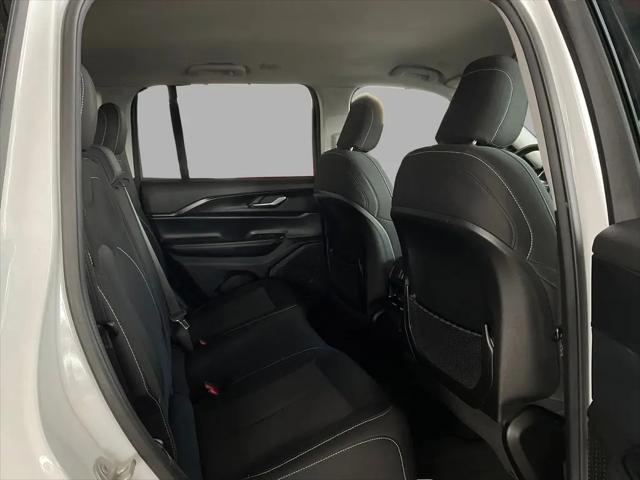2024 Jeep Grand Cherokee Laredo 4x2
