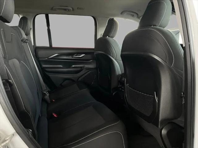2024 Jeep Grand Cherokee Laredo 4x2