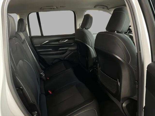 2024 Jeep Grand Cherokee Laredo 4x2