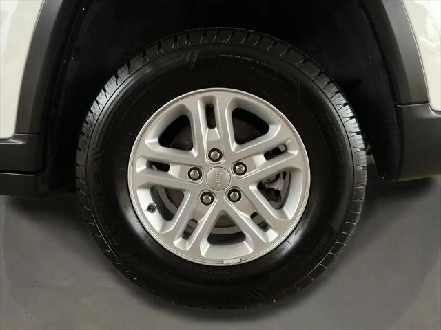2024 Jeep Grand Cherokee Laredo 4x2