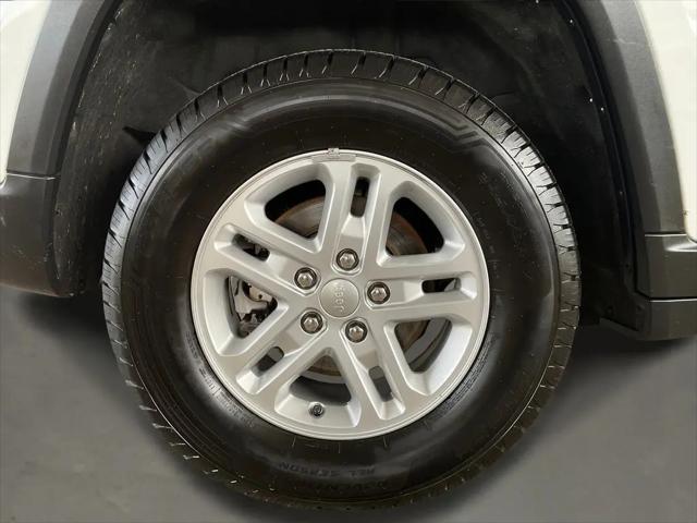 2024 Jeep Grand Cherokee Laredo 4x2