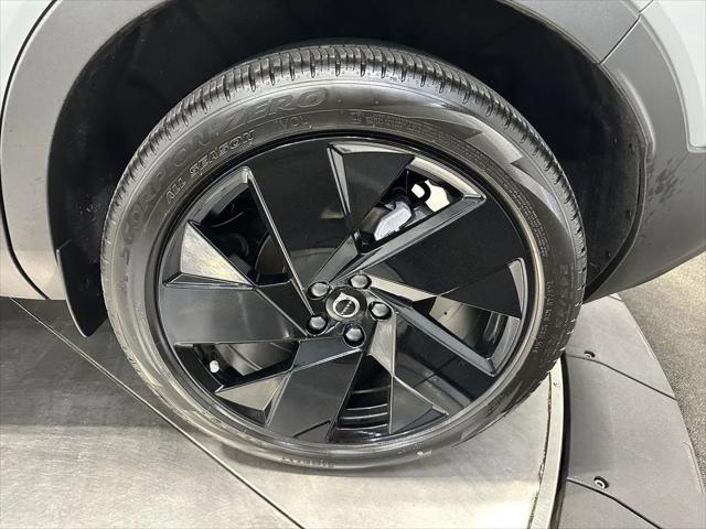 2026 Volvo XC40 Black Edition Ultra, B5 AWD Gas (mild hybrid)