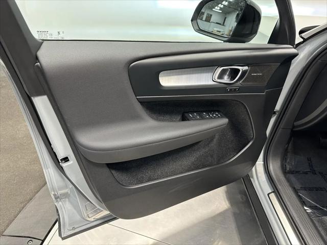 2026 Volvo XC40 Black Edition Ultra, B5 AWD Gas (mild hybrid)