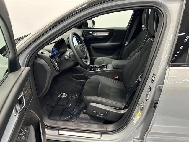 2026 Volvo XC40 Black Edition Ultra, B5 AWD Gas (mild hybrid)