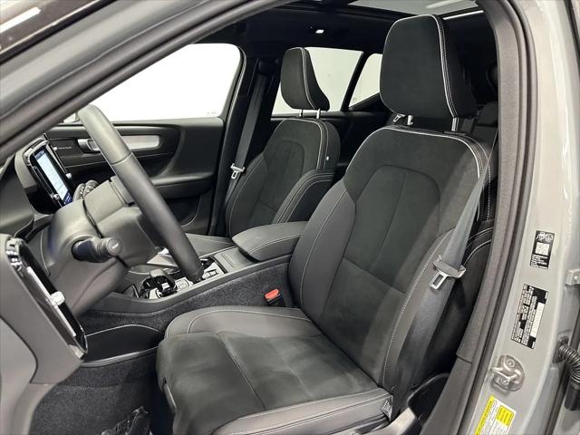 2026 Volvo XC40 Black Edition Ultra, B5 AWD Gas (mild hybrid)