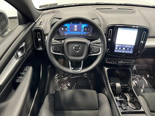 2026 Volvo XC40 Black Edition Ultra, B5 AWD Gas (mild hybrid)