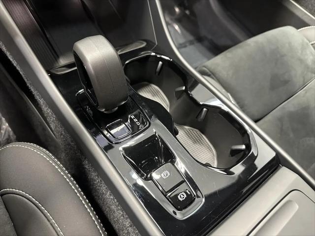 2026 Volvo XC40 Black Edition Ultra, B5 AWD Gas (mild hybrid)