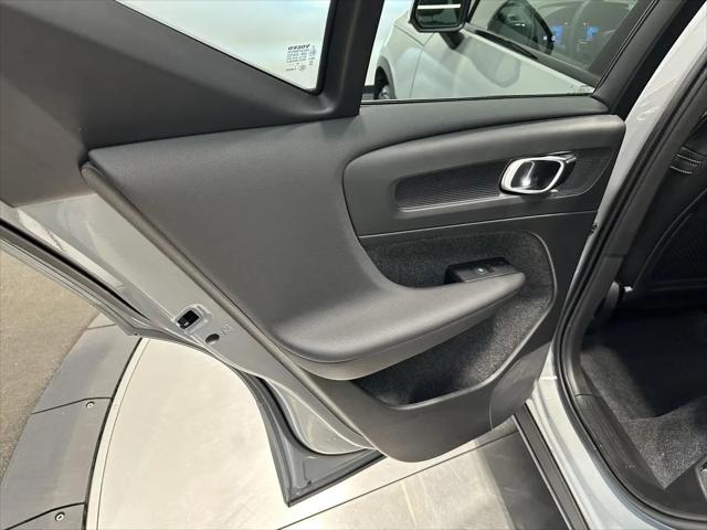 2026 Volvo XC40 Black Edition Ultra, B5 AWD Gas (mild hybrid)