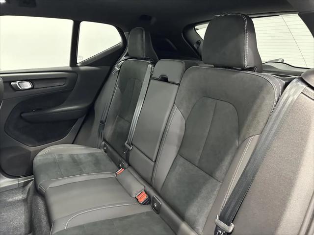 2026 Volvo XC40 Black Edition Ultra, B5 AWD Gas (mild hybrid)