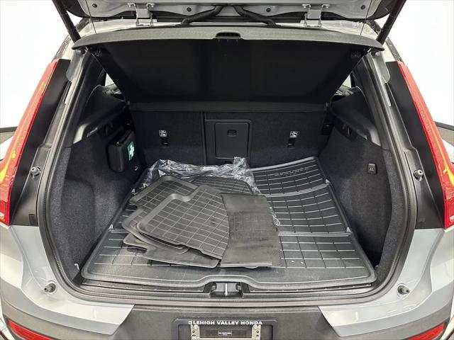 2026 Volvo XC40 Black Edition Ultra, B5 AWD Gas (mild hybrid)