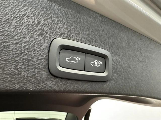 2026 Volvo XC40 Black Edition Ultra, B5 AWD Gas (mild hybrid)