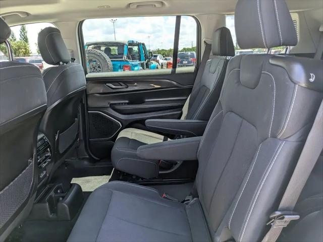 2022 Jeep Grand Cherokee L Laredo 4x4