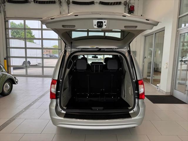 2012 Chrysler Town & Country Touring