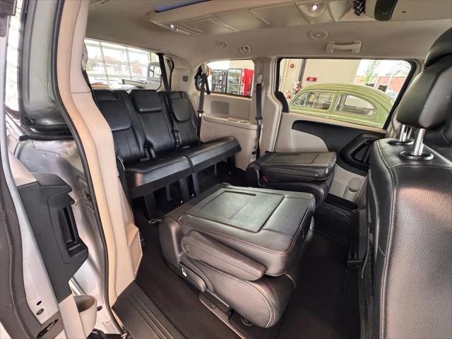 2012 Chrysler Town & Country Touring
