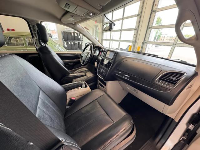 2012 Chrysler Town & Country Touring