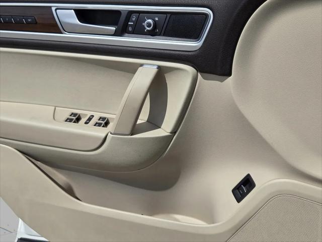 2016 Volkswagen Touareg VR6 Lux