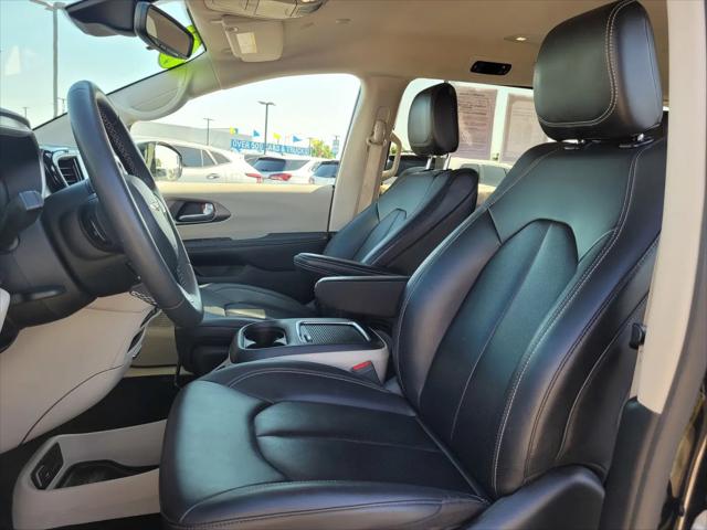 2024 Chrysler Pacifica Hybrid Select