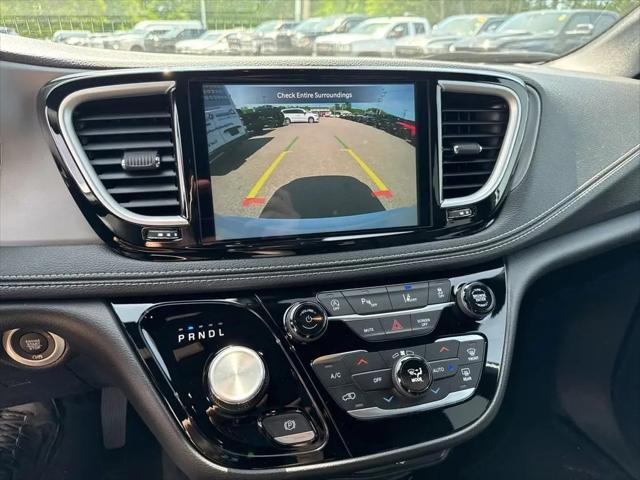 2027 Chrysler Pacifica Select
