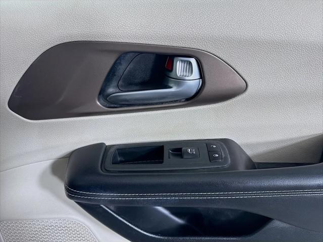 2022 Chrysler Voyager LX